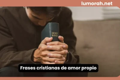 frases cristianas de amor propio con persona orando y sosteniendo una Biblia