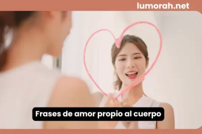 frases de amor propio al cuerpo con mujer sonriendo frente al espejo y símbolo de aceptación personal