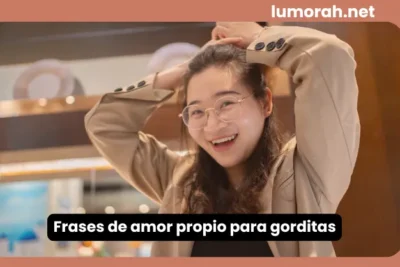 frases de amor propio para gorditas con mujer sonriendo y mostrando seguridad personal