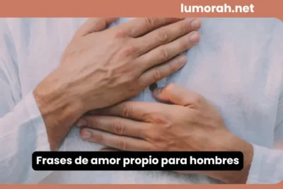 frases de amor propio para hombres con persona colocando las manos sobre el pecho