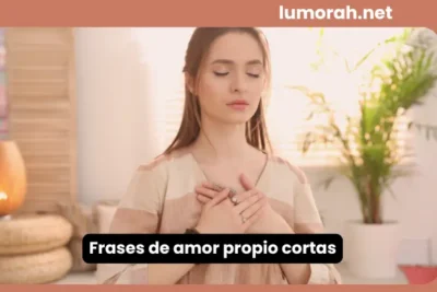 frases de amor propio cortas con mujer practicando bienestar y autoestima