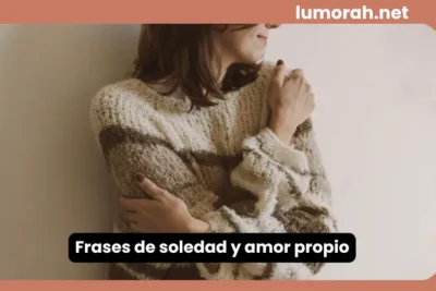 frases de soledad y amor propio con persona abrazándose en momento de reflexión